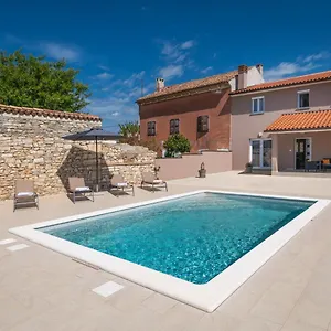 Villa Ester, Pula